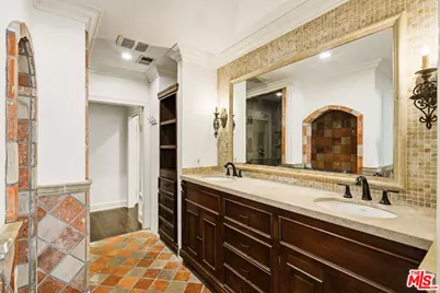 524 N Kilkea Dr, Los Angeles, CA 90048 - Photo 30