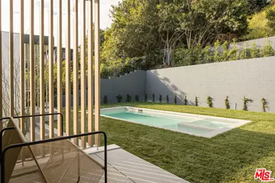 5208 Sanchez Dr, Los Angeles, CA 90008 - Photo 32
