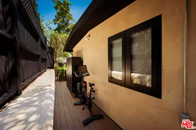 8631 Lookout Mountain Ave, Los Angeles, CA 90046 - Photo 24