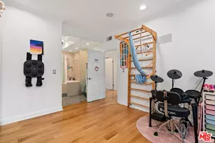 221 S Gale Dr, Beverly Hills, CA 90211 - Photo 16