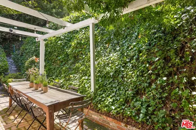 5630 Spreading Oak Dr, Los Angeles, CA 90068 - Photo 10