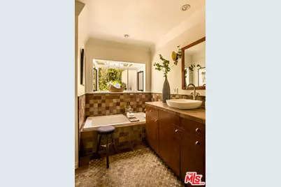 102 N Laurel Ave, Los Angeles, CA 90048 - Photo 16