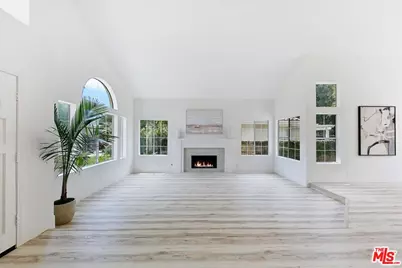 2211 Pebble Beach Trl, Oxnard, CA 93036 - Photo 4