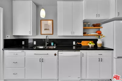 5226 Village Green, Los Angeles, CA 90016 - Photo 18