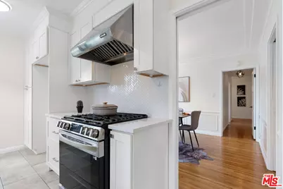 5853 S La Brea Ave, Los Angeles, CA 90056 - Photo 8