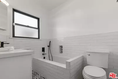 5853 S La Brea Ave, Los Angeles, CA 90056 - Photo 12