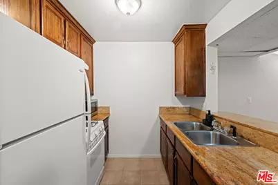 18645 Hatteras St #285, Tarzana, CA 91356 - Photo 4