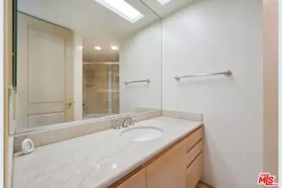 10490 Wilshire Blvd #1402, Los Angeles, CA 90024 - Photo 22