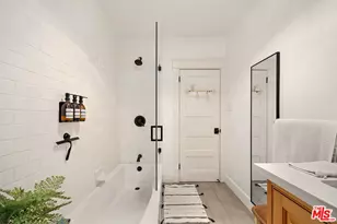 7030 De Longpre Ave, Los Angeles, CA 90028 - Photo 28