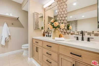 575 S Barrington Ave #107, Los Angeles, CA 90049 - Photo 16