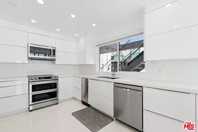2419 Ocean Front Walk, Venice, CA 90291 - Photo 24