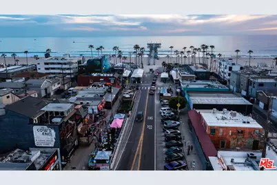 2419 Ocean Front Walk, Venice, CA 90291 - Photo 46