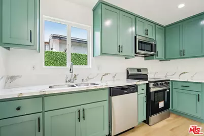 227 W 41st St, Los Angeles, CA 90037 - Photo 30