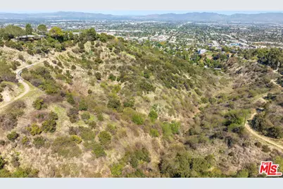 13511 Mulholland Dr, Beverly Hills, CA 90210 - Photo 16