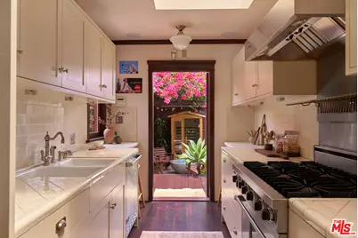 1215 Cabrillo Ave, Venice, CA 90291 - Photo 10