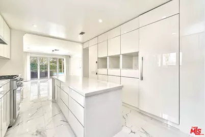 860 S Norton Ave, Los Angeles, CA 90005 - Photo 18