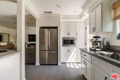 6200 Topeka Dr, Tarzana, CA 91335 - Photo 14