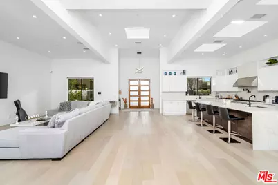 22931 Dolorosa St, Woodland Hills, CA 91367 - Photo 2
