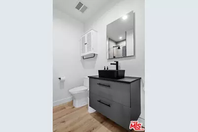584 N Lucerne Blvd, Los Angeles, CA 90004 - Photo 22