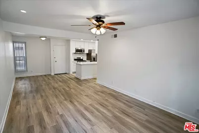 18620 Hatteras St #180, Tarzana, CA 91356 - Photo 2