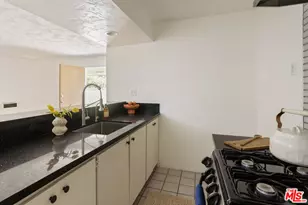 1561 Carmona Ave, Los Angeles, CA 90019 - Photo 30