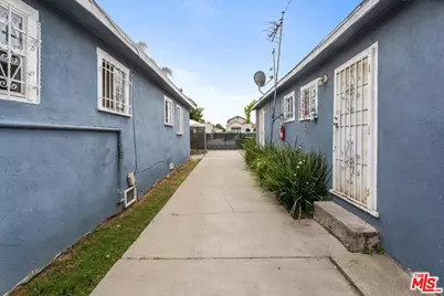 11233 Raymond Ave, Los Angeles, CA 90044 - Photo 4