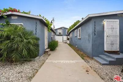 11233 Raymond Ave, Los Angeles, CA 90044 - Photo 1