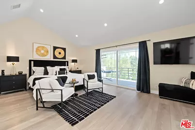 21490 Arcos Dr, Los Angeles, CA 91364 - Photo 18