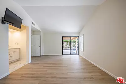 15632 Meadow Dr, Santa Clarita, CA 91387 - Photo 32
