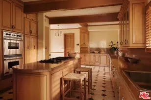 8233 Roxbury Rd, Los Angeles, CA 90069 - Photo 6