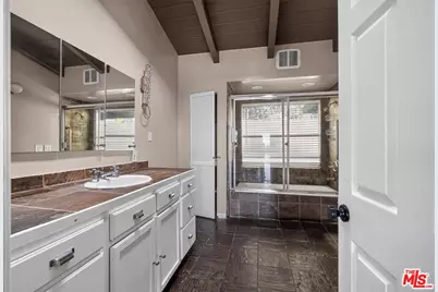 8207 Mulholland Dr, Los Angeles, CA 90046 - Photo 14