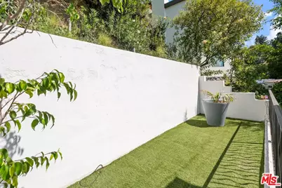 9315 Lloydcrest Dr, Beverly Hills, CA 90210 - Photo 22