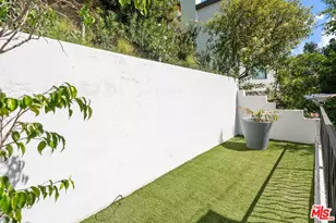 9315 Lloydcrest Dr, Beverly Hills, CA 90210 - Photo 22