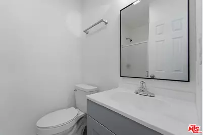 9545 Via Venezia, Los Angeles, CA 91504 - Photo 18