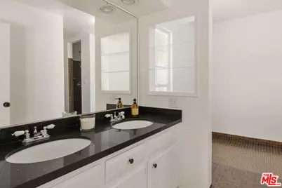 1561 Carmona Ave, Los Angeles, CA 90019 - Photo 32