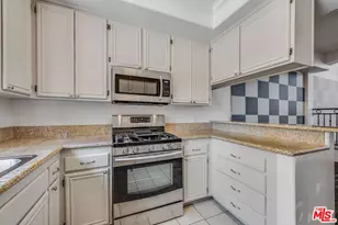 10924 Bloomfield St, Los Angeles, CA 91602 - Photo 12