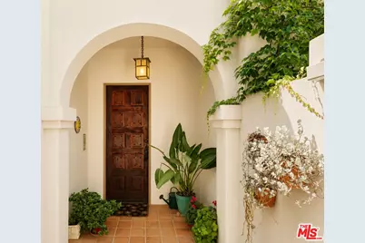 8935 Hollywood Hills Rd, Los Angeles, CA 90046 - Photo 2