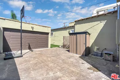 8823 S Wilton Pl, Los Angeles, CA 90047 - Photo 42