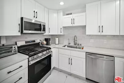 7714 Via Sorrento #22, Burbank, CA 91504 - Photo 14