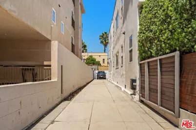 8547 Cashio St, Los Angeles, CA 90035 - Photo 30