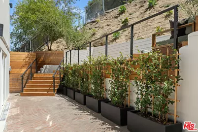 3750 Arbolada Rd, Los Angeles, CA 90027 - Photo 32
