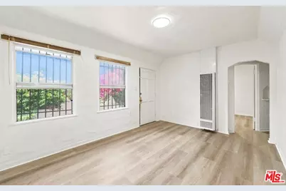 3427 S Bronson Ave, Los Angeles, CA 90018 - Photo 4