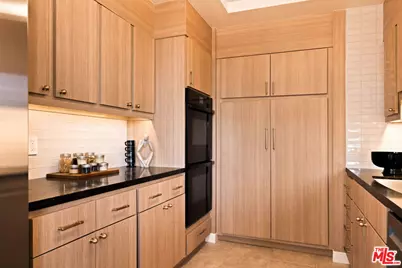 10560 Wilshire Blvd #404, Los Angeles, CA 90024 - Photo 16
