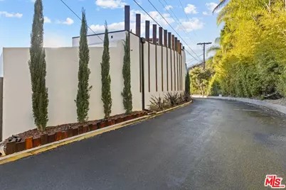 9270 Kinglet Dr, Los Angeles, CA 90069 - Photo 32