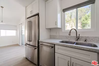 22125 Burbank Blvd #7, Woodland Hills, CA 91367 - Photo 8