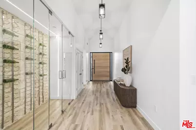17337 Tiara St, Encino, CA 91316 - Photo 2