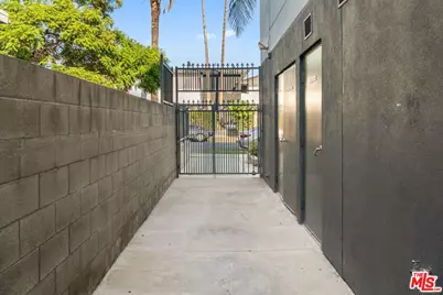 201 N Manhattan Pl, Los Angeles, CA 90004 - Photo 30