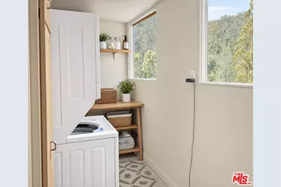 6143 Glen Holly St, Los Angeles, CA 90068 - Photo 18