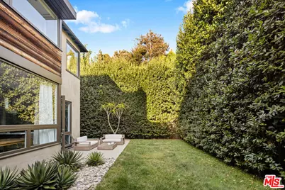 368 Sycamore Rd, Santa Monica, CA 90402 - Photo 1