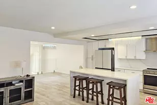 18130 Oxnard St, Tarzana, CA 91356 - Photo 1